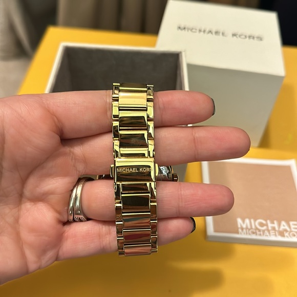 Michael Kors gold watch - Picture 3 of 3